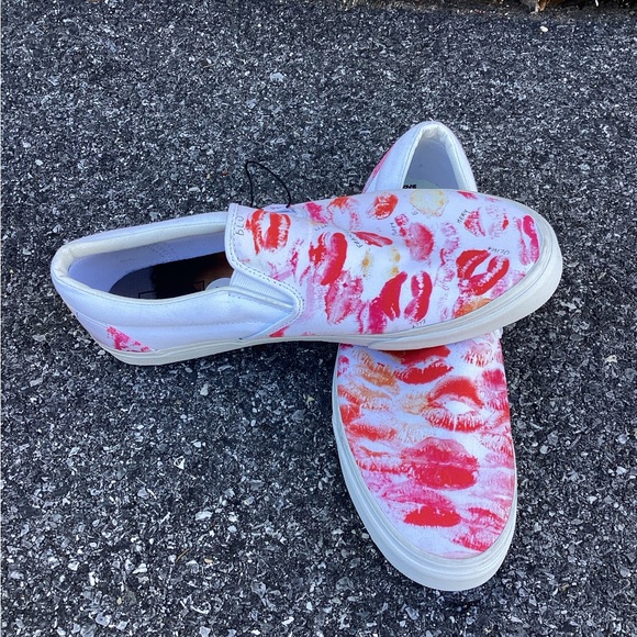 Vans Pride OTW Artist Lorusso Slip-on M-13 Kiss Print NW - Picture 1 of 9